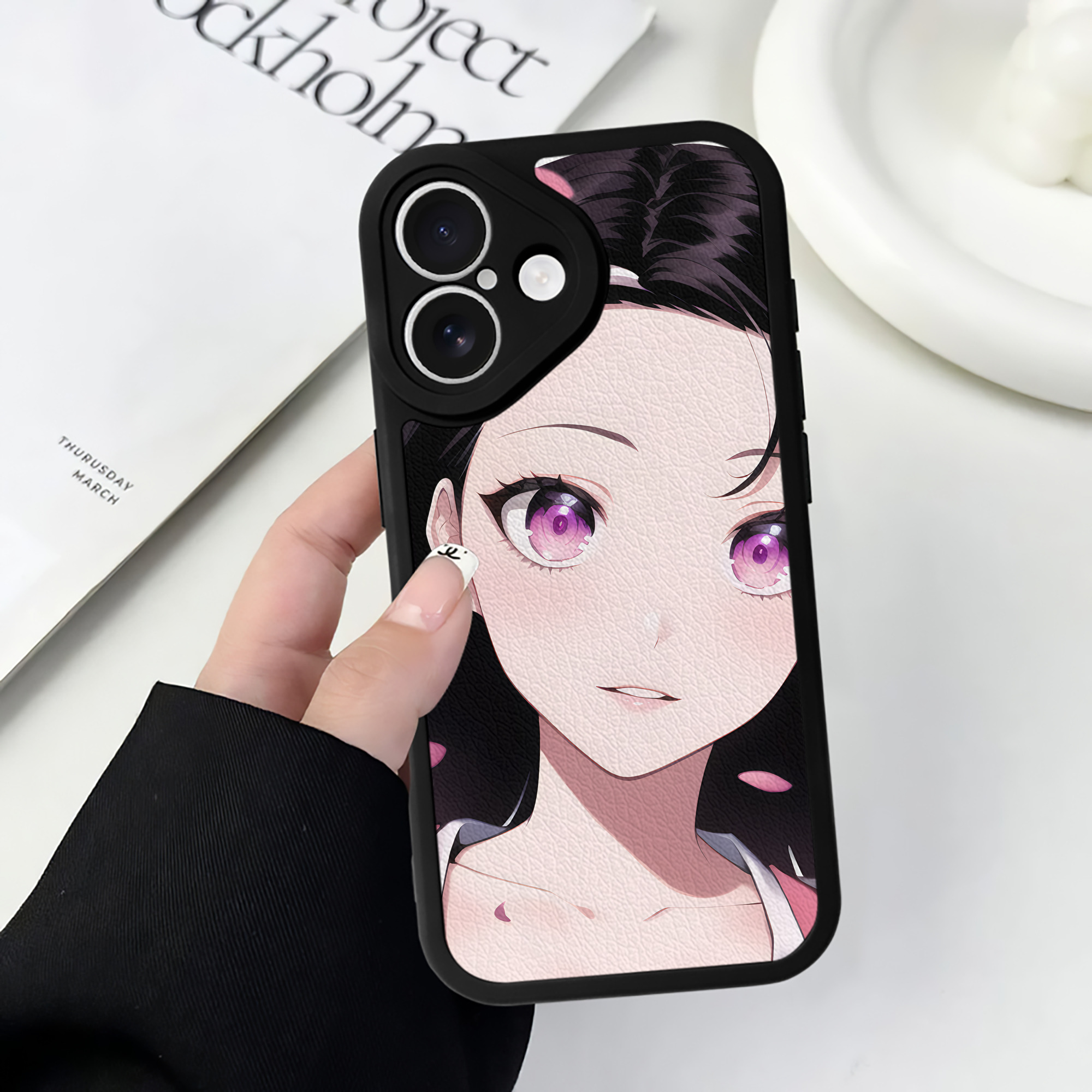 （画像用） 鬼滅の刃（きめつのやいば）竈門 禰󠄀豆子／かまど ねずこ Kamado Nezuko 【iPhone 16シリーズ対応】シリコンスマホケース（レザー調） 材質：シリコン
